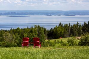 Chaises rouges de Parcs Canada à Saint-Fidèle, parc marin du Saguenay-Saint-Laurent. / Parks Canada red chairs at Saint-Fidèle, Saguenay–St. Lawrence Marine Park
